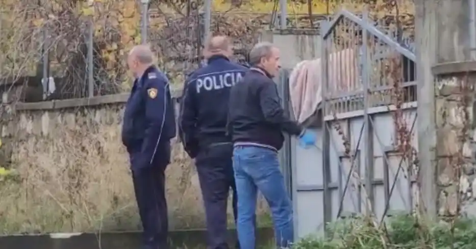Emri/ Ngjarje rëndë në vend, tentoi të hynte në një banesë, gjendet i varur në kangjellat e murit rrethues një person