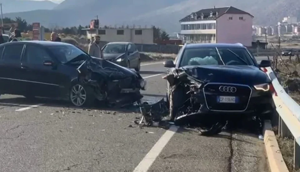Aksident tragjik! Dy makina bëhen copash, raportohet se një person…