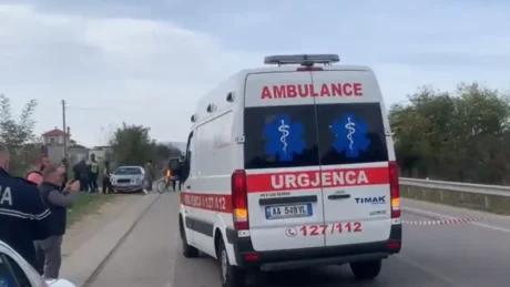 Aksident i rëndë në Tiranë, makina del nga rruga dhe bie në humnerë! Dyshohet për dy…