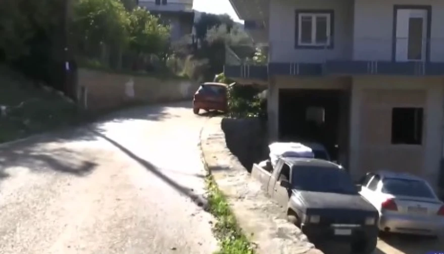 TMERR! Me fëmijë në krah, 25-vjeçari rrëzohet nga ballkoni, humb jetën i mituri!