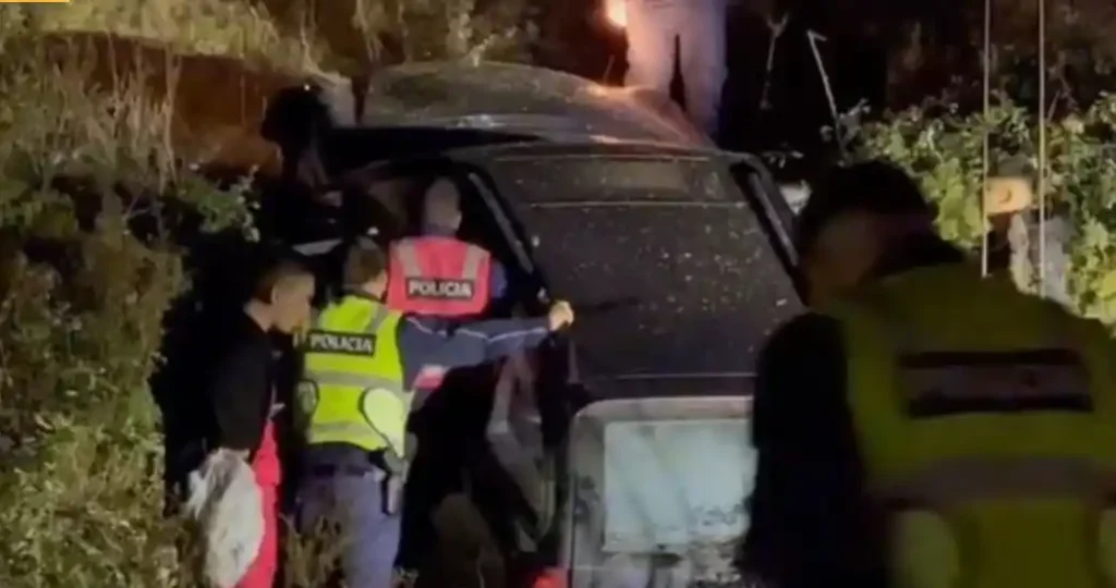 LAJM I FUNDIT/ Aksident i rende në vend, makina përfundon në kanal, disa të plagosur