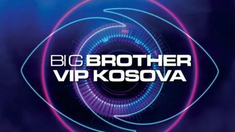 Plasin cokollatat në BBVK, një tjetër cift shkëmbejnë puthje në buzë para kamerave (Video)