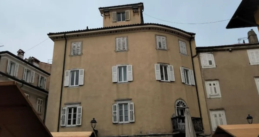 Kr*m h*rror! Nëna i merr jetën djalit të saj 9 vjecar, i pret fytin me th*kë