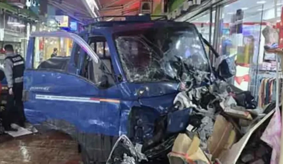 Aksident tronditës!  Kamionçina futet në treg, dy persona humbin jeten dhe 18 të plagosur