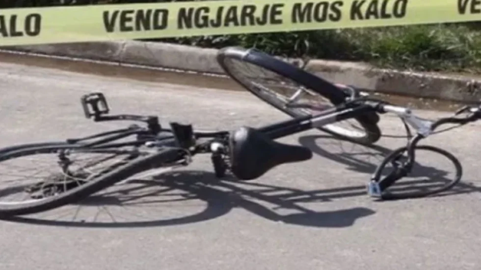 Lajmi i fundit: Rrëzohet me biçikletë dhe bie në kanal, humb jetën personi