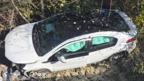 Shoferit i bllokohet timoni/ Makina përfundon në kanal, dy të plagosur rëndë