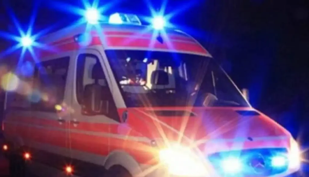 Aksident i rëndë në vend, makina del nga rruga dhe përmbyset, katër persona nisen me urgjencë në spital