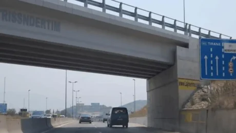 Të shtëna me armë zjarri pranë mbikalimit të Rinasit