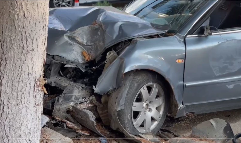 Aksident i frikshëm në vend! Makina përfudon në lokal, 2 kliente që ndodheshin aty…