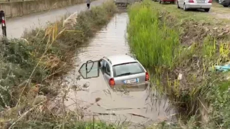 Aksident i frikshëm në vend: Makina përfundon në kanalin e ujit, dy persona thuhet se…’
