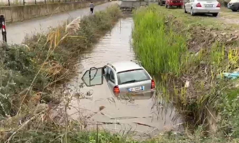 Aksident i frikshëm në vend: Makina përfundon në kanalin e ujit, dy persona thuhet se…’