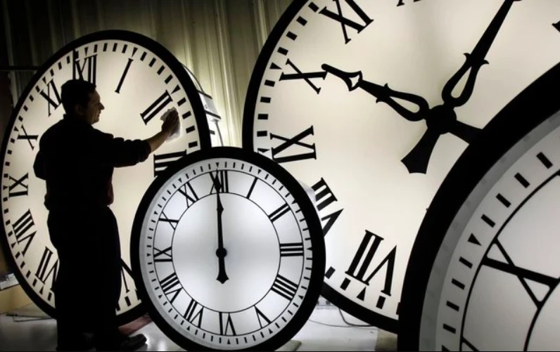 Nesër ndryshon ora, por si do të lëvizin akrepat këtë vit: 60 minuta para apo 60 minuta pas?
