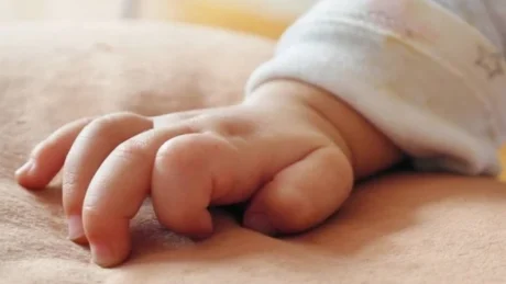 Ngjarje tragjike! 5-vjeçarja i merr jetën vëllait 21-ditësh, ja cfare dyshohet