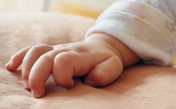 Ngjarje tragjike! 5-vjeçarja i merr jetën vëllait 21-ditësh, ja cfare dyshohet