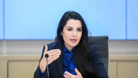 Cfarë i ndodhi Belinda Ballukut? Pas hetimit nga SPAK, zv.kryeministrja shfaqet me syrin e nxirë (Foto)