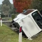 Autobusi i shkollës përplaset me një mjet, dhe përfundon në kanal/ Shoferit i ishte pezulluar patenta