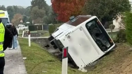 Autobusi i shkollës përplaset me një mjet, dhe përfundon në kanal/ Shoferit i ishte pezulluar patenta