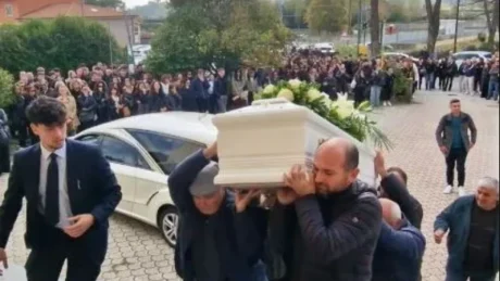 ‘O Flavio, hapi sytë e mos na le…’ Lot, britma dhe dhimbje në cermoninë m*rtore të 19 vjecarit shqiptar që u…