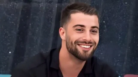 Meritoni ngacmon LIVE gazetaren ne studio: Po kjo karamelja kush është?