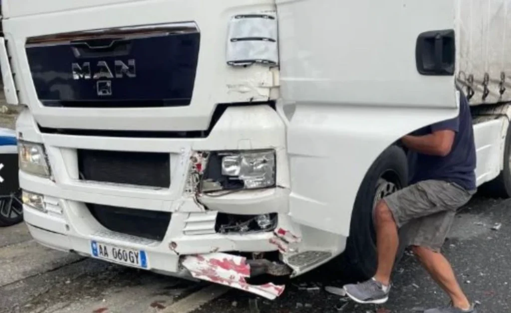 Aksident i rëndë në vend! Makina përplaset me kamionin, një person…