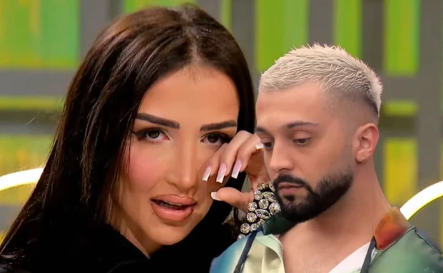 Cfarë ndodhi? Xheneta shfaqet duke qarë mbi bluzën e Gjestit? (Foto)