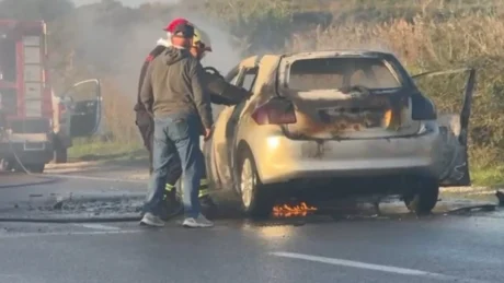 Aksident i frikshëm në vend! Makina përfshihet nga flakët, nëna me dy fëmijët e saj të m*tur…