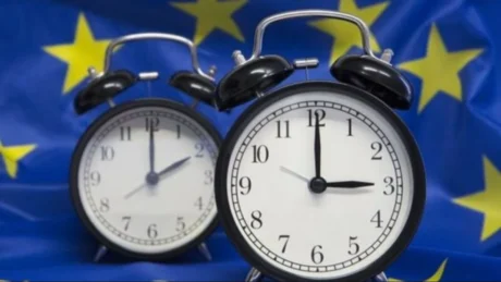 Ora dimërore, ja kur akrepat do të kthehen 60 minuta mbrapa