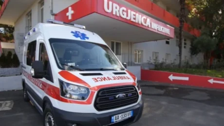 Tronditëse në vend! 43 vjecari bie nga lartësia, ndërron jetë rrugës për në spital