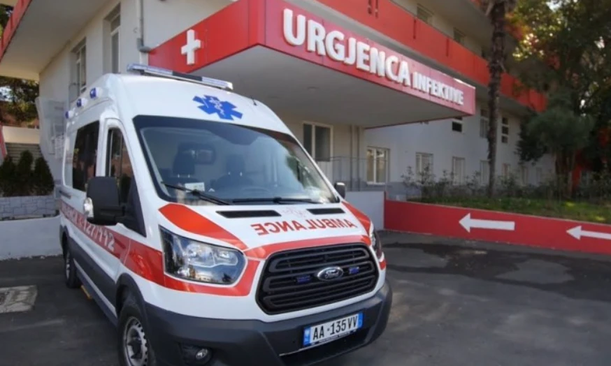 Tronditëse në vend! 43 vjecari bie nga lartësia, ndërron jetë rrugës për në spital