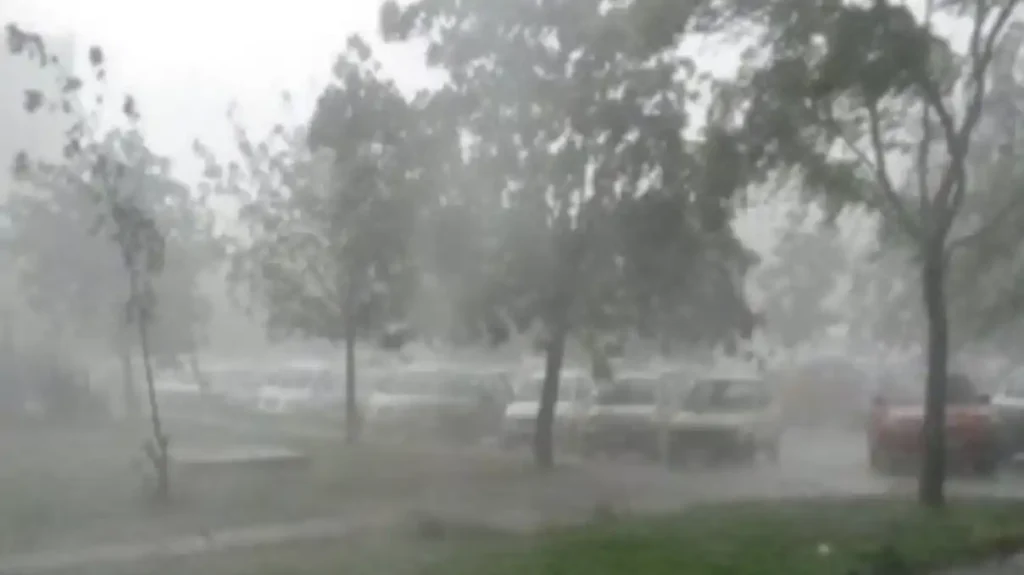 Moti i keq godet shtetin fqinj, meteorologët japin alarmin për 40 orë me stuhi dhe përmbytje në të gjithë vendin