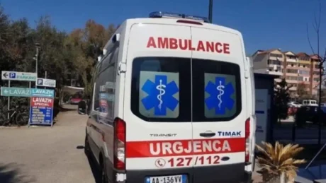 Merr flakë makina në Llogara, digjet një person brenda