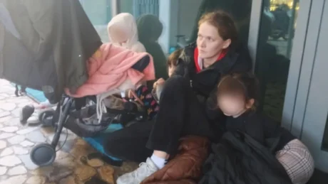 Mjerim! Ikën për një jetë më të mirë, familja shqiptare fle në mes të rrugëve së bashku me 2 fëmijët e mitur