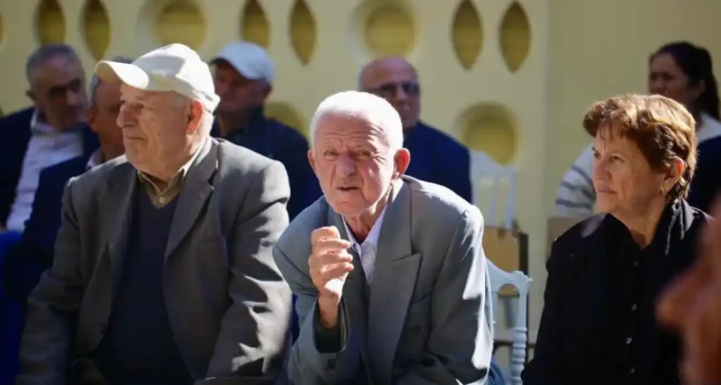 Qeveria ‘hap qesen’ për pensionistët/ Bonusi për festat e fundvitit, ja shuma që do të marrin