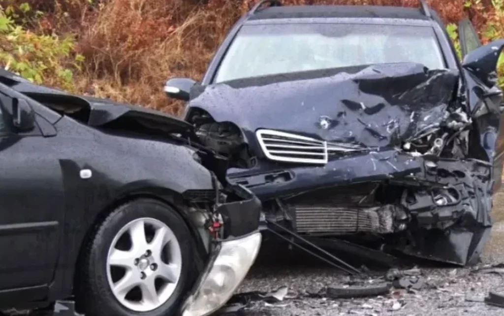 Aksident tronditës në vend! Dy makina bëhen copash, raportohet se 4 persona…