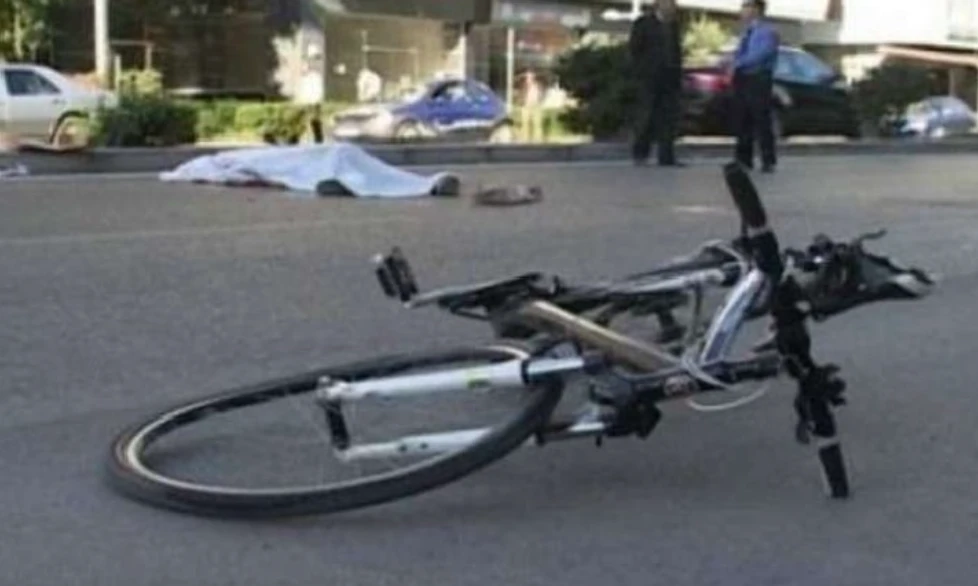 Aksident me vd*kje në vend! Makina merr përpara bicikleten, humb jetën një person