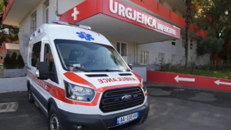 Ngjarje tragjike në vend! Gruaja bie nga kati i tretë i pallatit, VD*S në sallën e operacionit