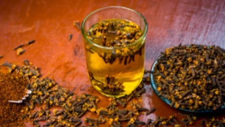 8 përfitime shëndetsore të ujit me karafil që ndoshta nuk i keni ditur më parë