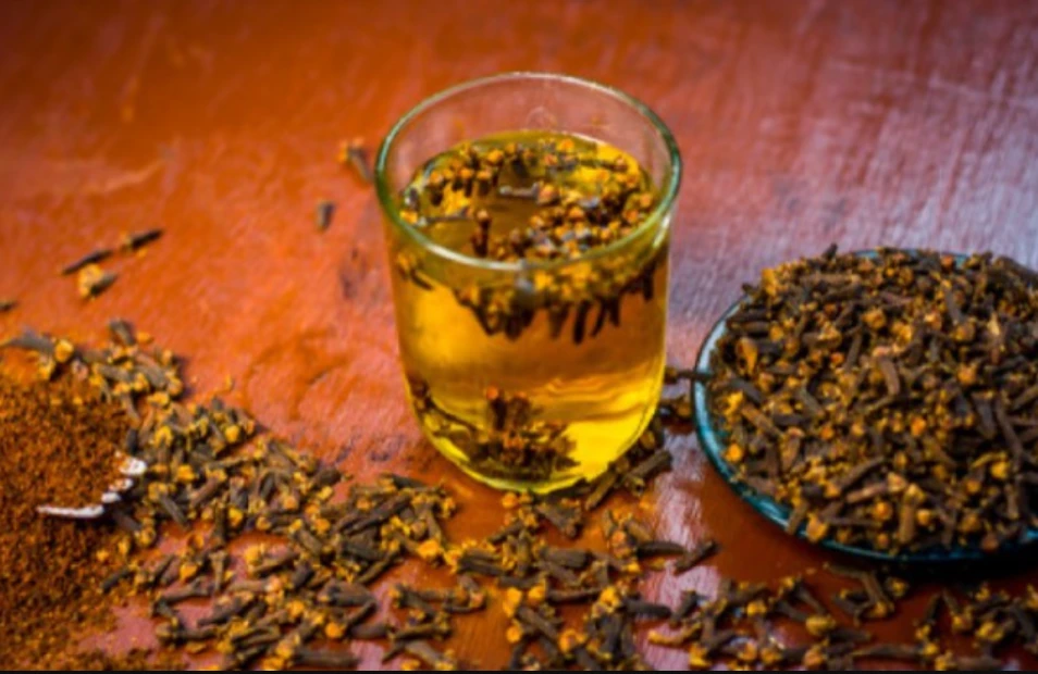 8 përfitime shëndetsore të ujit me karafil që ndoshta nuk i keni ditur më parë