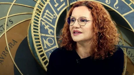 Hëna e Re nesër “ndryshon lojën”! Parashikimi i Horoskopit sipas Meri Gjinit: Cila shenjë fiton, cila rrezikon