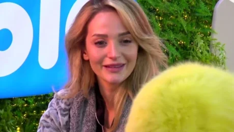 Ndodh e PAPRITURA: Selin puth në buzë… (Video)