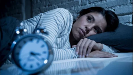 Ju del gjumi në orën 12 të natës dhe më pas në 4 të mëngjesit? Ja ç’po përpiqet t’ju thotë trupi juaj